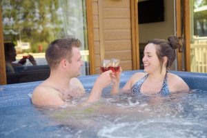 Goosewood-Lodge-Holidays-Hot-Tub-Couple